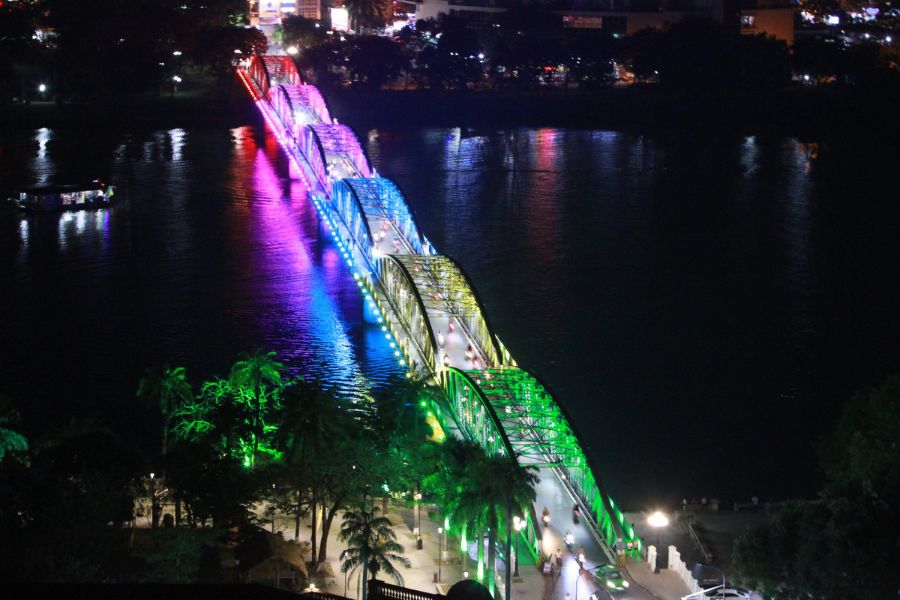 Is it safe to walk at night in Hue?